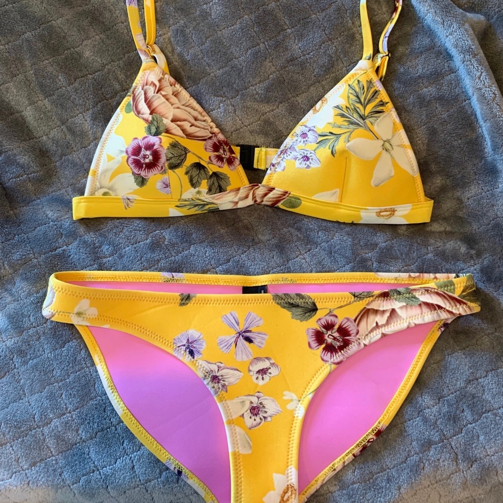 Yellow Triangl Set